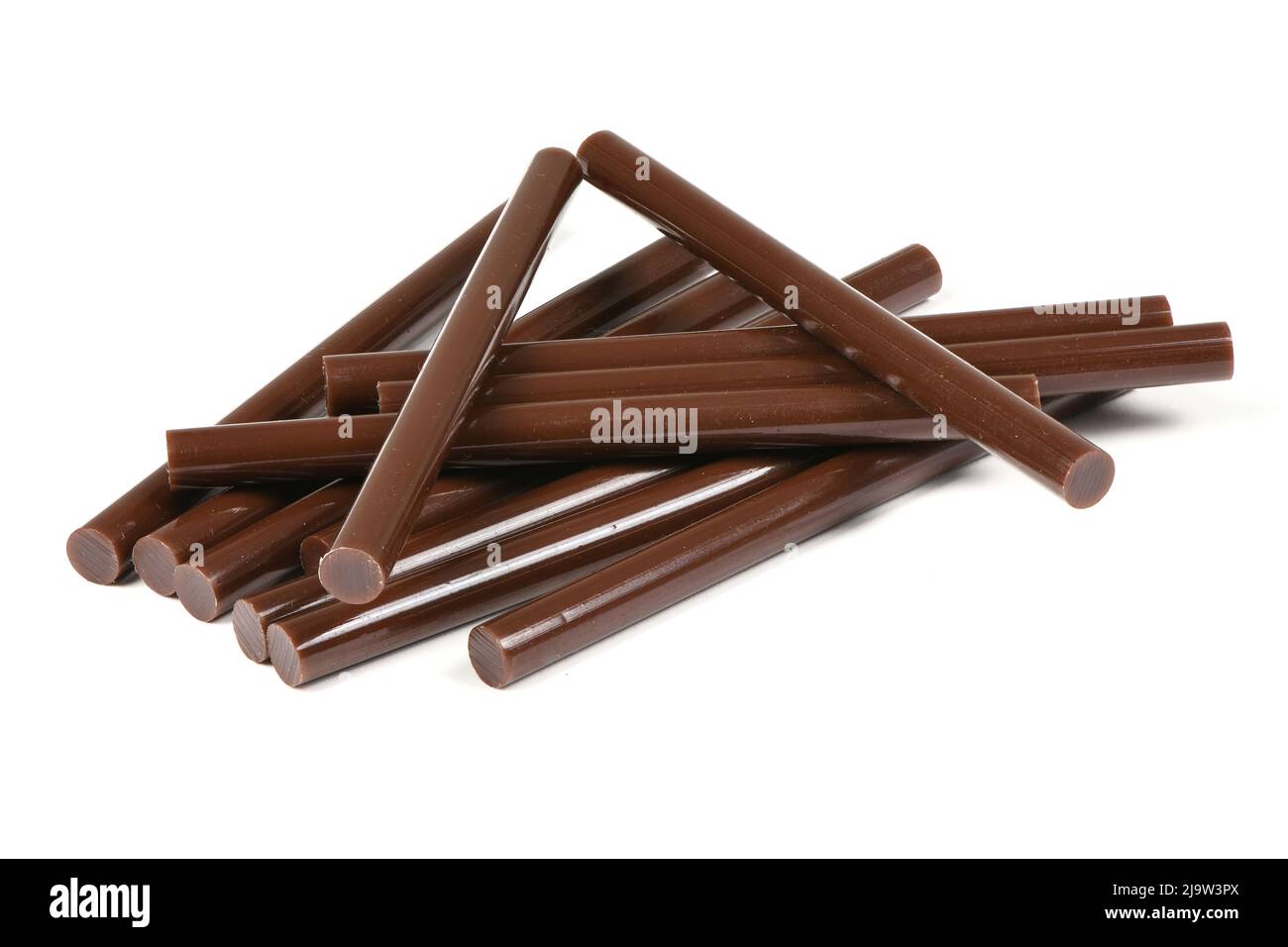Tiges en silicone marron pour pistolet à colle isolé sur blanc. Photo haute résolution. Profondeur de champ complète. Banque D'Images
