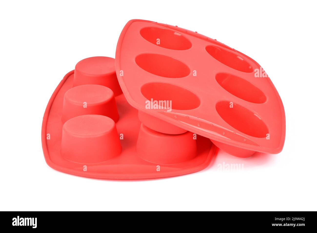 Forme en silicone rouge pour cuire des muffins et des cupcakes sur fond blanc. Vue latérale. Photo haute résolution. Profondeur de champ complète. Banque D'Images