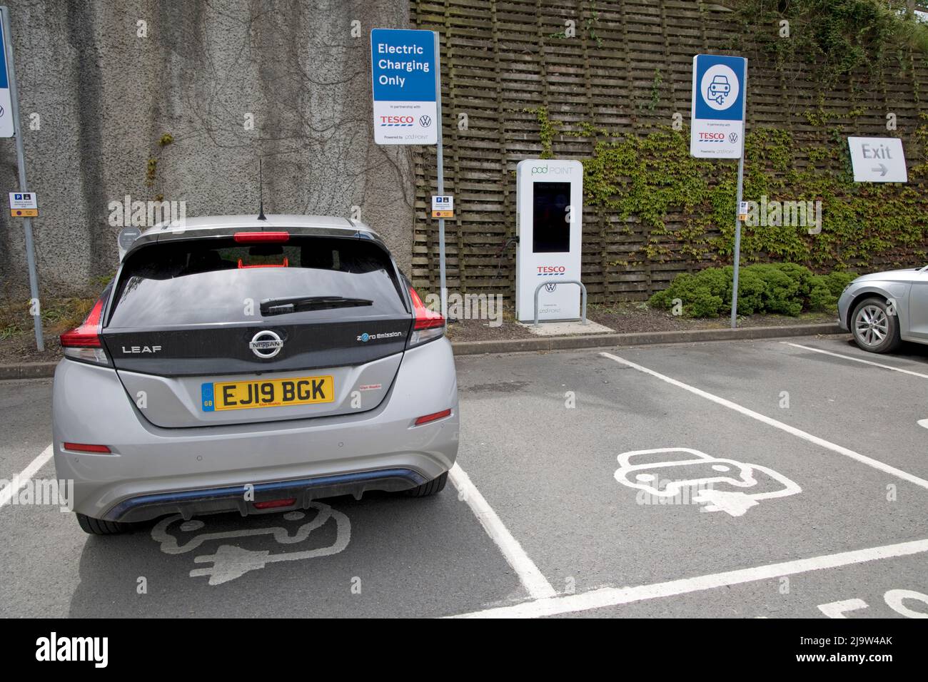 Nissan Leaf vehcile électrique charge gratuitement au magasin Tesco Bideford Devon Royaume-Uni Banque D'Images