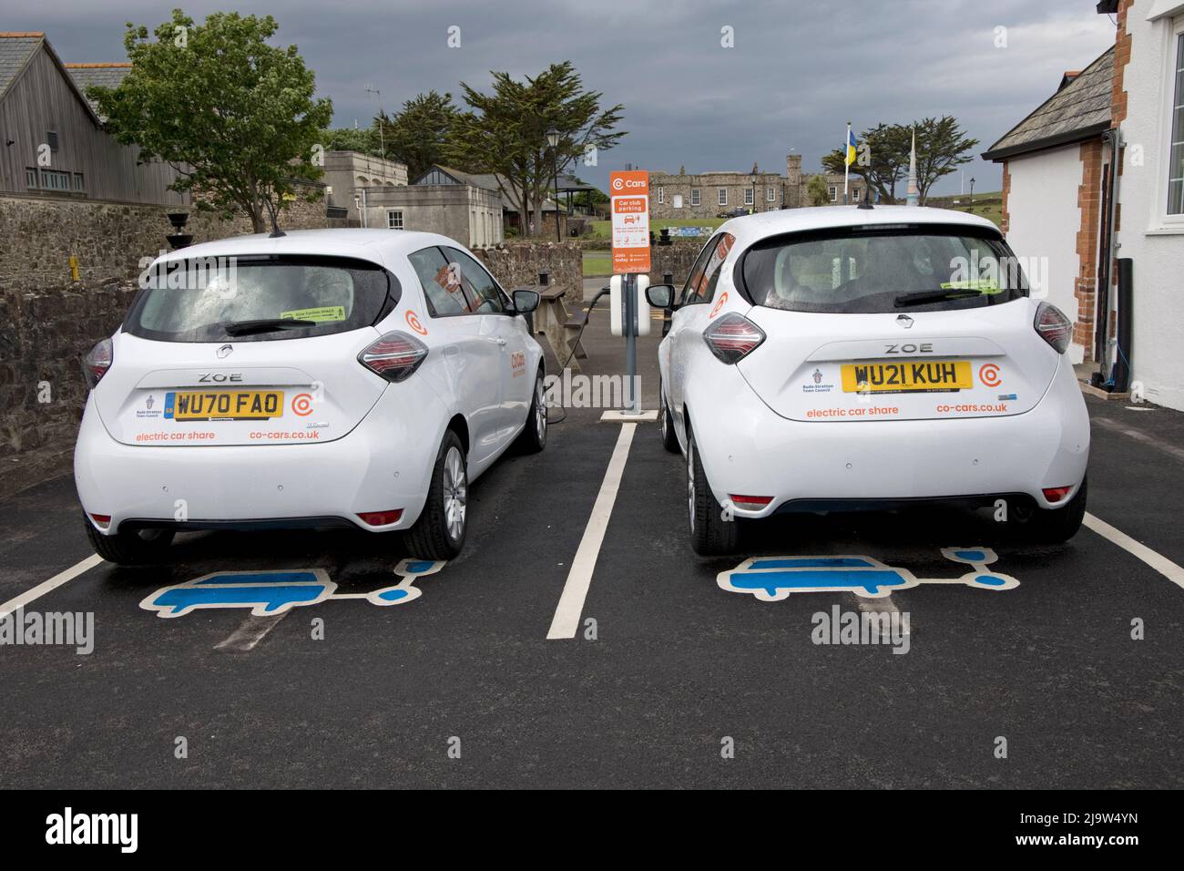 Deux voitures blanches Renault Zoe EV se chargent sur le site de Carshare, Bude, Cornwall Banque D'Images