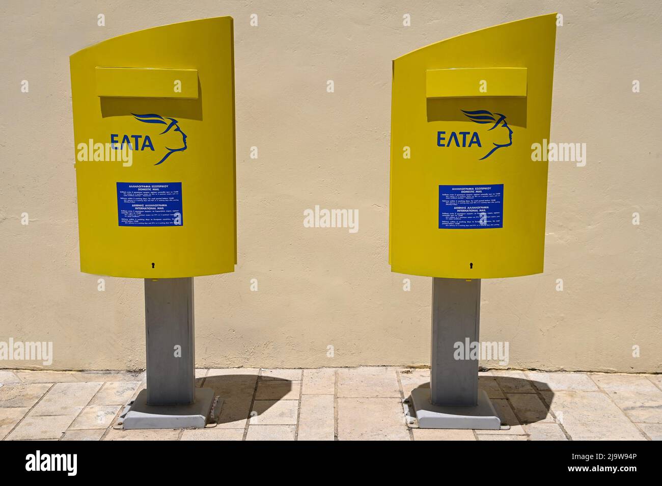 Boîtes aux lettres jaunes publiques de la poste grecque avec logos bleus et  panneaux d'information contre un mur en stuc ocre à Nafplio, Argolis  Péloponnese, Grèce Photo Stock - Alamy