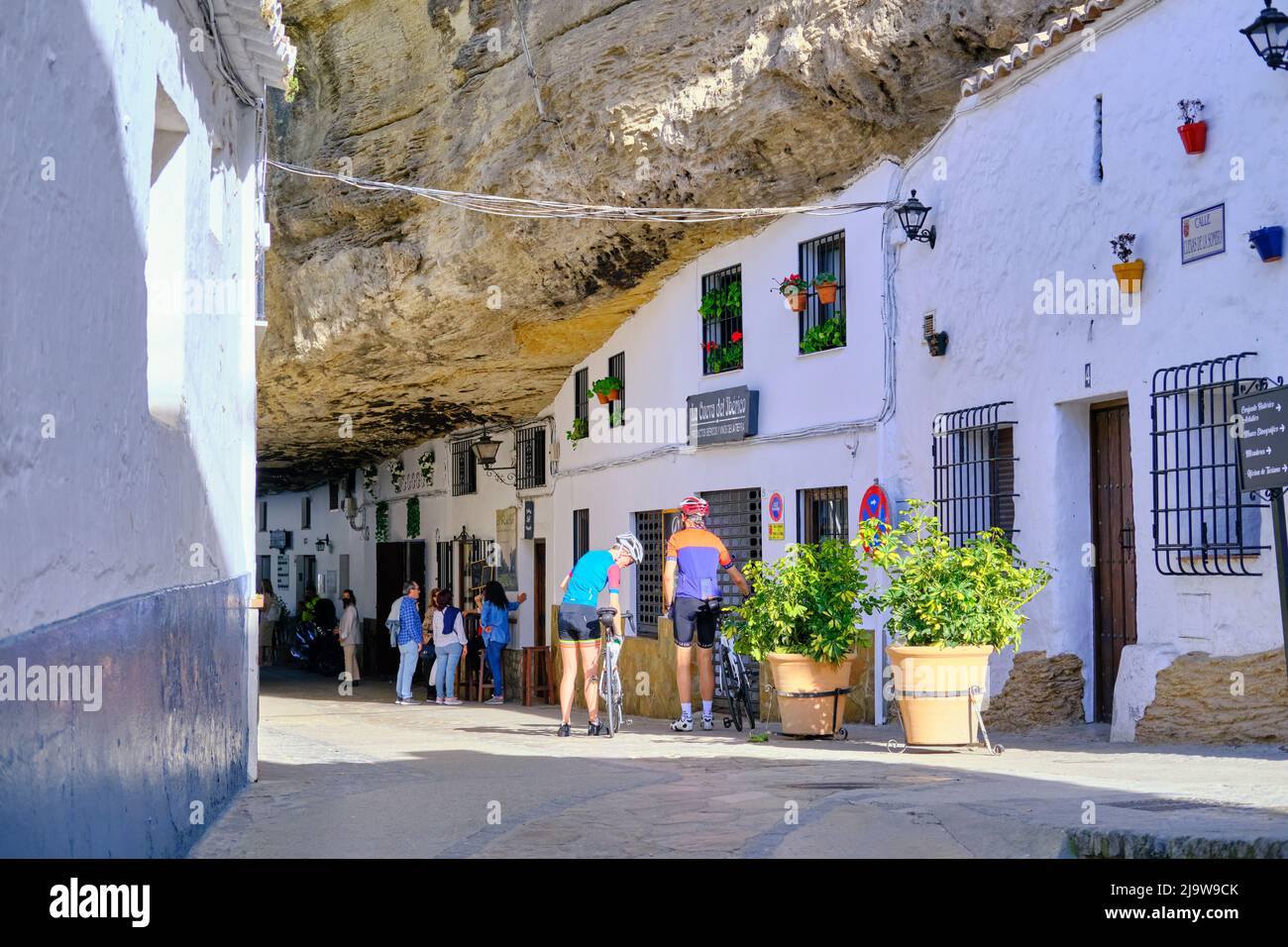 Troglodyte grottes et bars à Setenil de las Bodegas, Andalousie. Espagne Banque D'Images