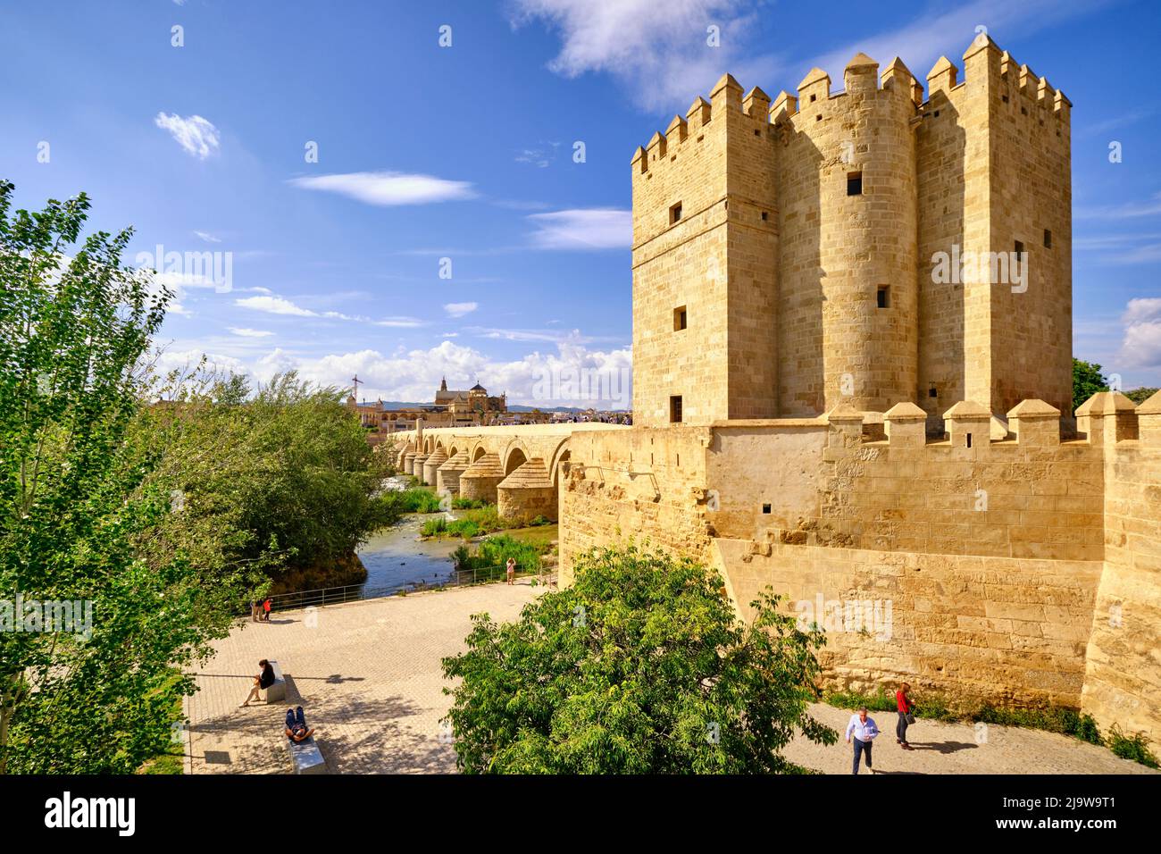 Le pont romain (Puente Romano) au-dessus du fleuve Guadalquivir et la tour Calahorra, une porte fortifiée. Un site classé au patrimoine mondial de l'UNESCO, Cordoue. Espagne Banque D'Images