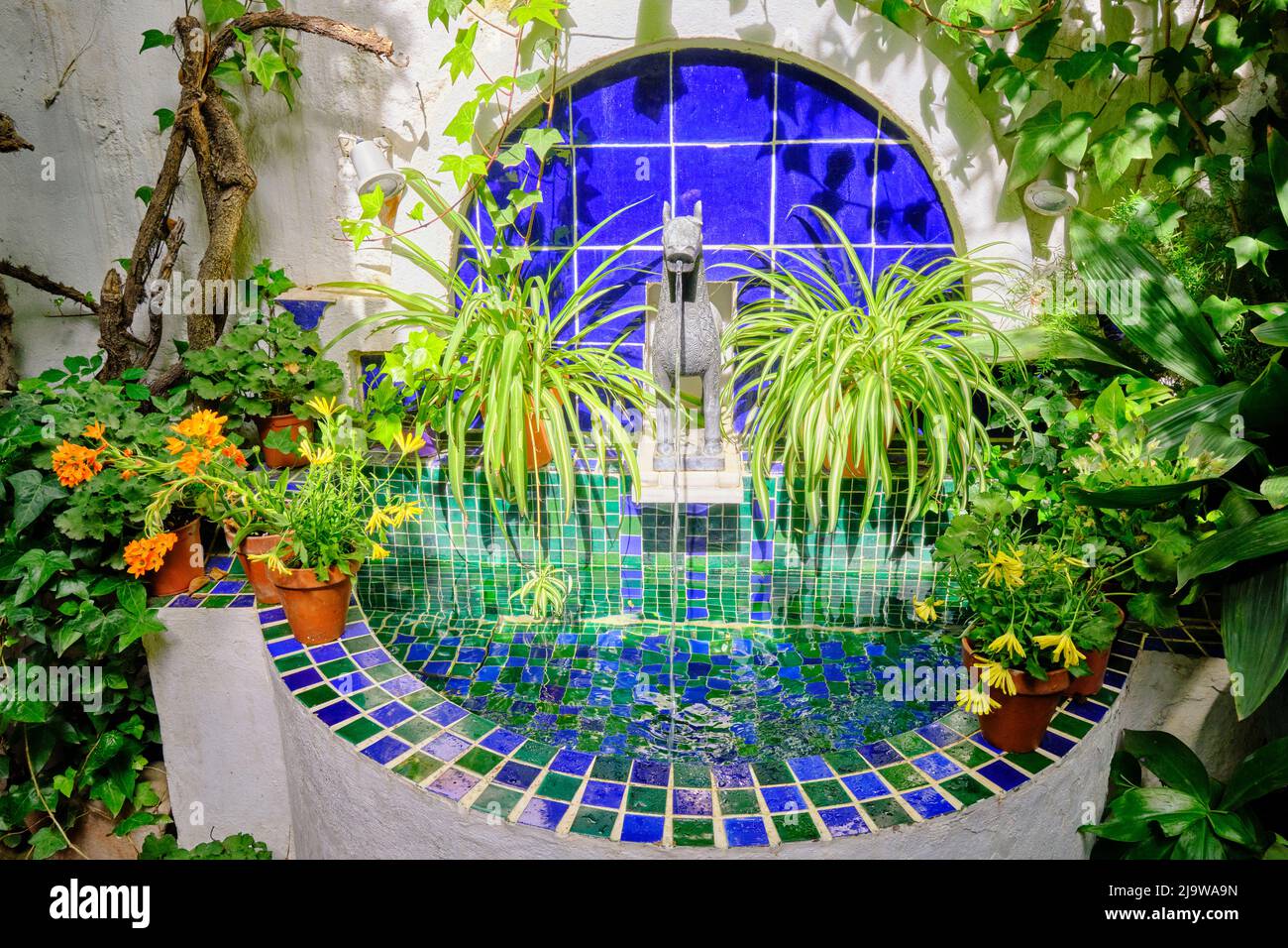 La fontaine, source d'eau, bien-être et fraîcheur dans les patios de Cordoue. Andalousie, Espagne Banque D'Images