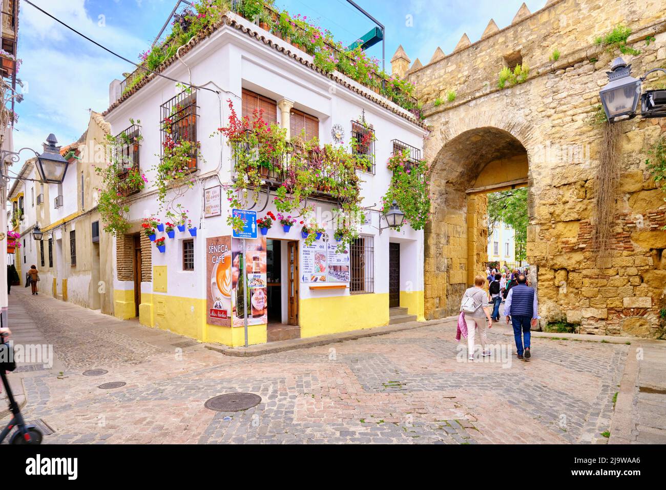 Une maison traditionnelle de Cordoue. Puerta de Almodovar (porte d'Almodovar). Andalousie, Espagne Banque D'Images