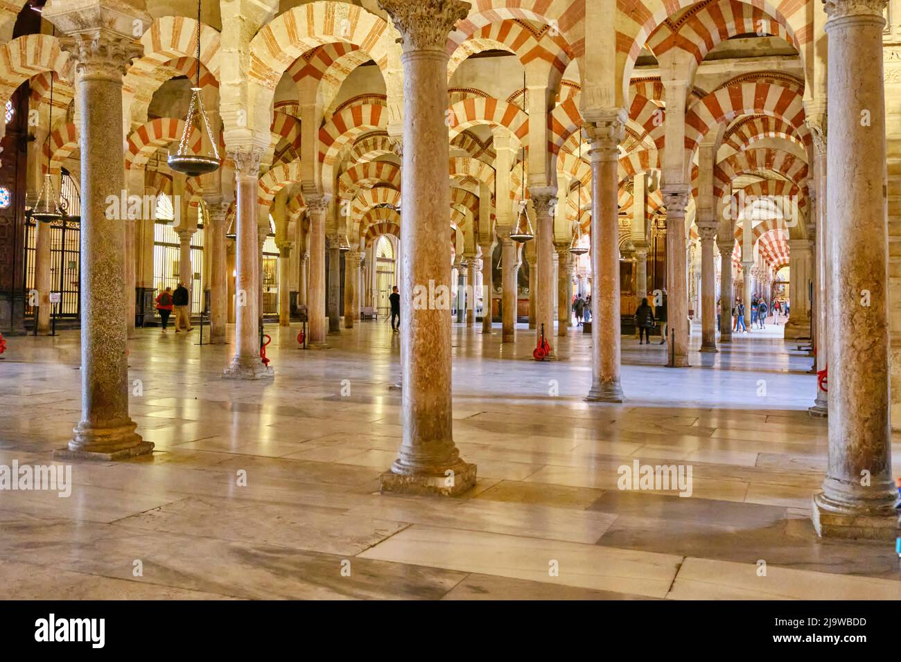 Intérieur de la Mezquita-Catedral (Mosquée-Cathédrale) de Cordoue, datant du 8th siècle A.D., un site classé au patrimoine mondial de l'UNESCO. Andalousie, Espagne Banque D'Images
