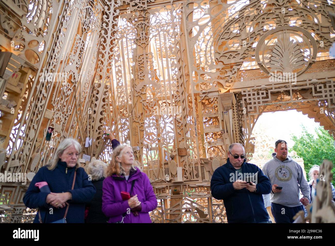 Les gens voient et laissent des messages à Sanctuary, un mémorial national pour honorer la perte du Royaume-Uni à Covid-19, alors qu'il s'ouvre au public dans le parc de protection sociale de Miner, Bedworth, Warwickshire. Date de la photo: Mercredi 25 mai 2022. Banque D'Images