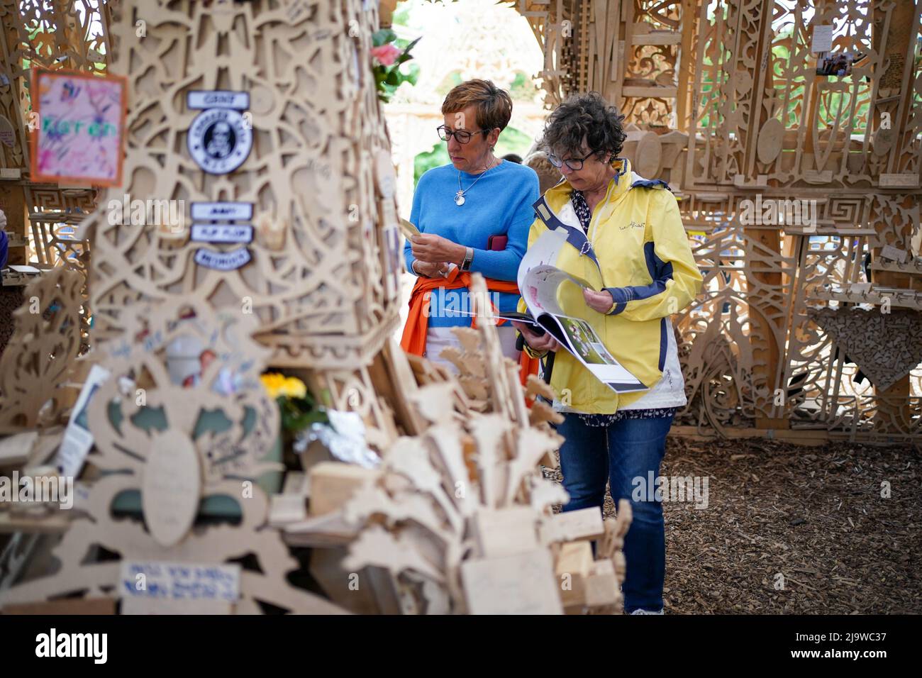 Les gens voient et laissent des messages à Sanctuary, un mémorial national pour honorer la perte du Royaume-Uni à Covid-19, alors qu'il s'ouvre au public dans le parc de protection sociale de Miner, Bedworth, Warwickshire. Date de la photo: Mercredi 25 mai 2022. Banque D'Images
