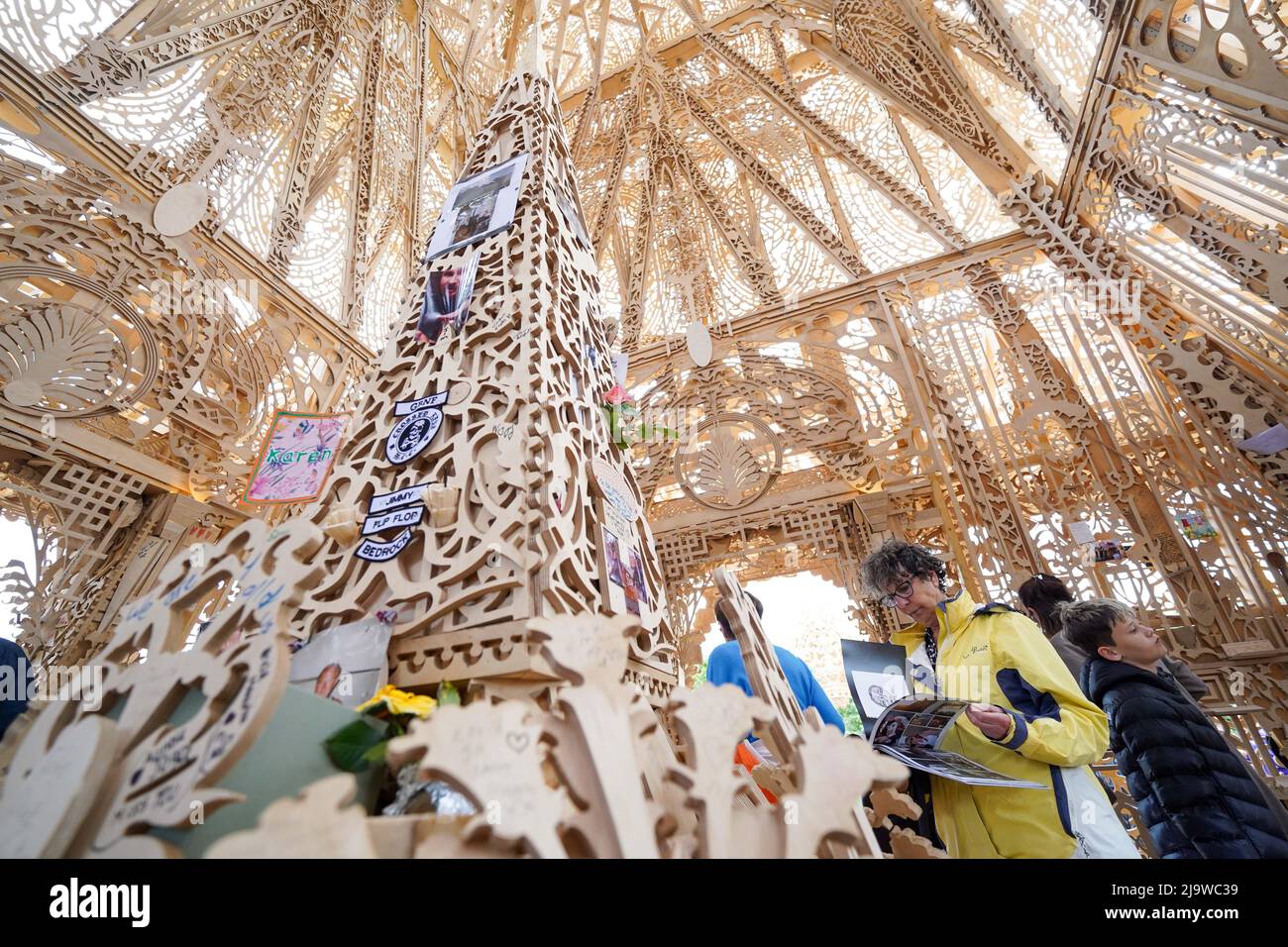Les gens voient et laissent des messages à Sanctuary, un mémorial national pour honorer la perte du Royaume-Uni à Covid-19, alors qu'il s'ouvre au public dans le parc de protection sociale de Miner, Bedworth, Warwickshire. Date de la photo: Mercredi 25 mai 2022. Banque D'Images