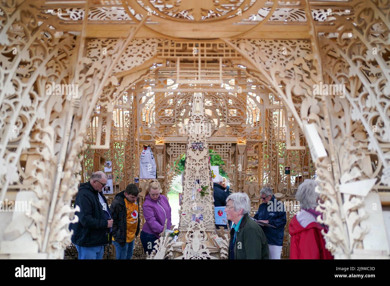 Les gens voient et laissent des messages à Sanctuary, un mémorial national pour honorer la perte du Royaume-Uni à Covid-19, alors qu'il s'ouvre au public dans le parc de protection sociale de Miner, Bedworth, Warwickshire. Date de la photo: Mercredi 25 mai 2022. Banque D'Images