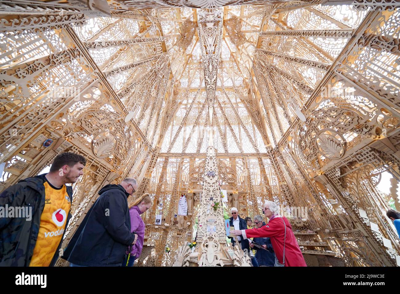 Les gens voient et laissent des messages à Sanctuary, un mémorial national pour honorer la perte du Royaume-Uni à Covid-19, alors qu'il s'ouvre au public dans le parc de protection sociale de Miner, Bedworth, Warwickshire. Date de la photo: Mercredi 25 mai 2022. Banque D'Images