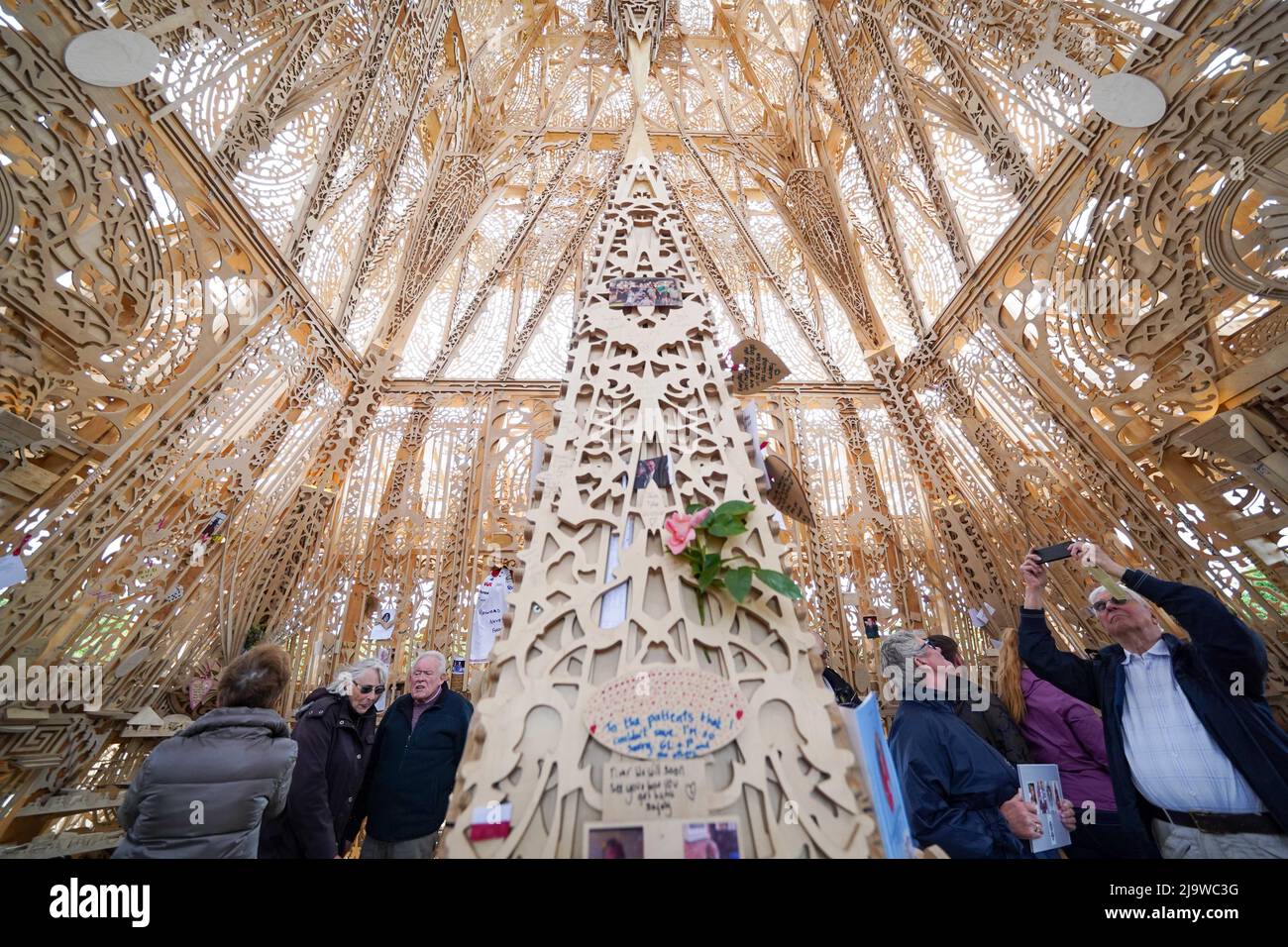 Les gens voient et laissent des messages à Sanctuary, un mémorial national pour honorer la perte du Royaume-Uni à Covid-19, alors qu'il s'ouvre au public dans le parc de protection sociale de Miner, Bedworth, Warwickshire. Date de la photo: Mercredi 25 mai 2022. Banque D'Images