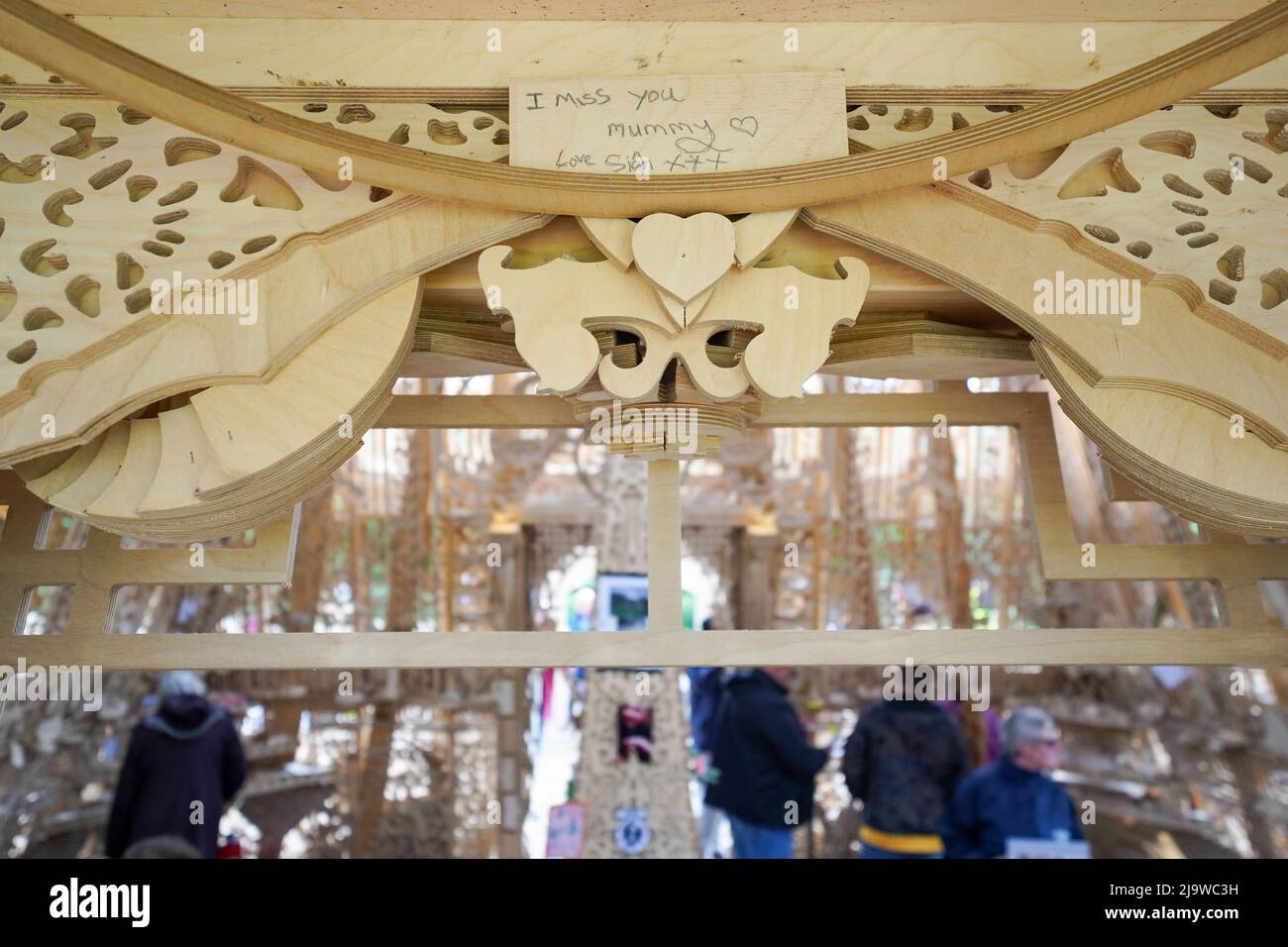 Les gens voient et laissent des messages à Sanctuary, un mémorial national pour honorer la perte du Royaume-Uni à Covid-19, alors qu'il s'ouvre au public dans le parc de protection sociale de Miner, Bedworth, Warwickshire. Date de la photo: Mercredi 25 mai 2022. Banque D'Images