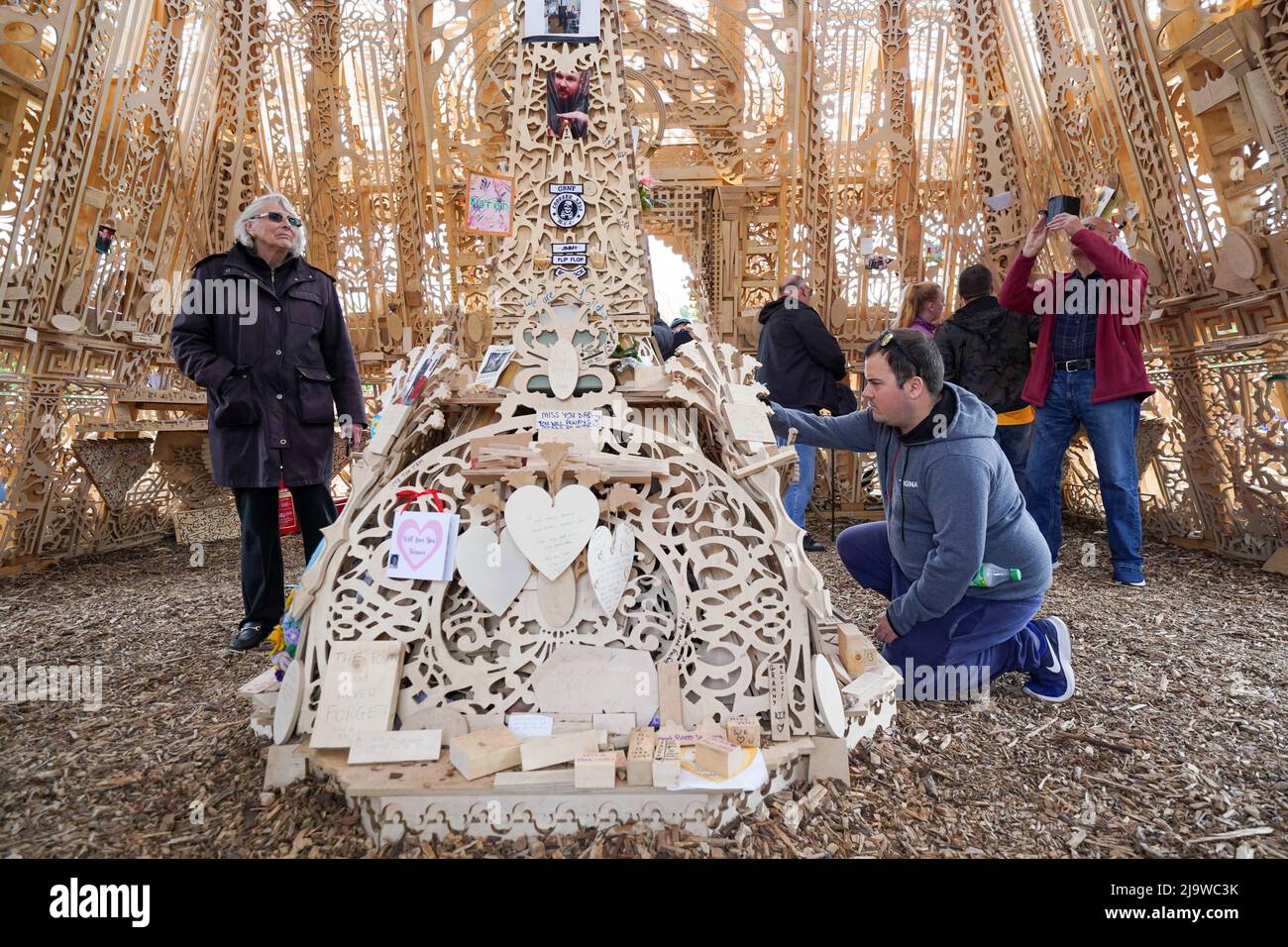 Les gens voient et laissent des messages à Sanctuary, un mémorial national pour honorer la perte du Royaume-Uni à Covid-19, alors qu'il s'ouvre au public dans le parc de protection sociale de Miner, Bedworth, Warwickshire. Date de la photo: Mercredi 25 mai 2022. Banque D'Images