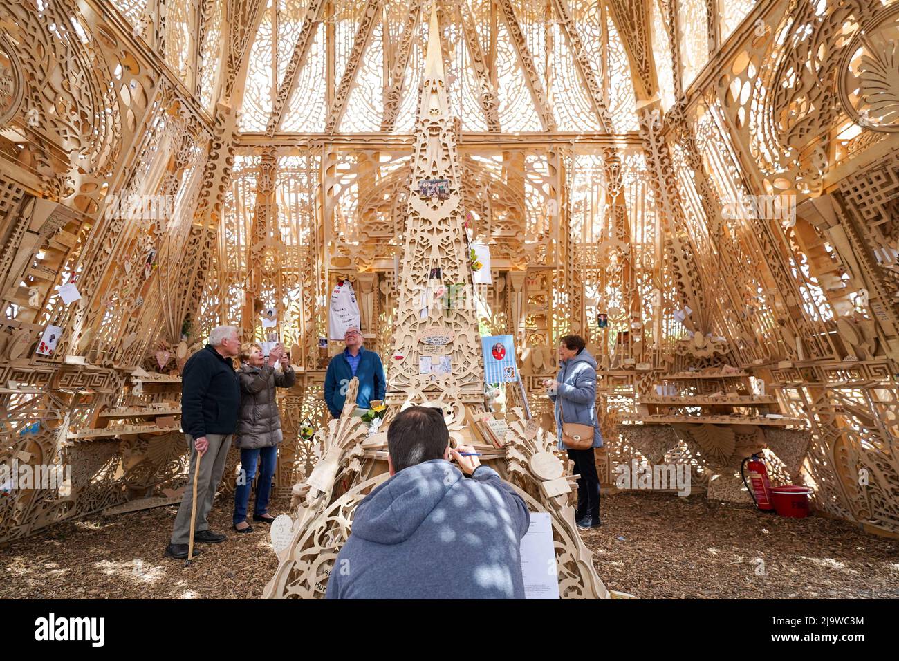 Les gens voient et laissent des messages à Sanctuary, un mémorial national pour honorer la perte du Royaume-Uni à Covid-19, alors qu'il s'ouvre au public dans le parc de protection sociale de Miner, Bedworth, Warwickshire. Date de la photo: Mercredi 25 mai 2022. Banque D'Images
