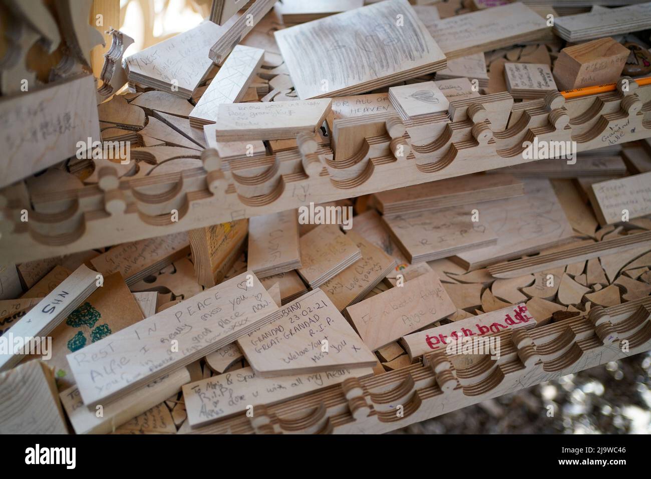 Les gens laissent des messages à Sanctuary, un mémorial national pour honorer la perte du Royaume-Uni à Covid-19, comme il s'ouvre au public dans le parc de la protection sociale de Miner, Bedworth, Warwickshire. Date de la photo: Mercredi 25 mai 2022. Banque D'Images