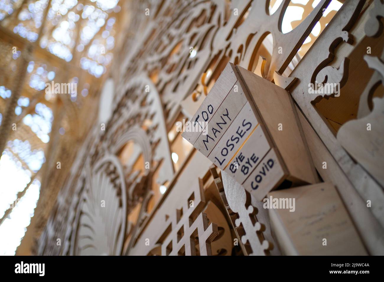 Les gens laissent des messages à Sanctuary, un mémorial national pour honorer la perte du Royaume-Uni à Covid-19, comme il s'ouvre au public dans le parc de la protection sociale de Miner, Bedworth, Warwickshire. Date de la photo: Mercredi 25 mai 2022. Banque D'Images