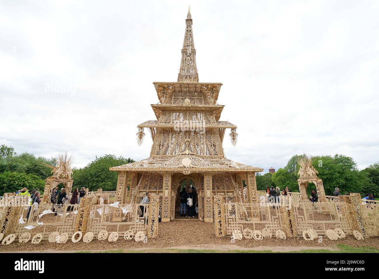 People Outside Sanctuary, un mémorial national pour honorer la perte du Royaume-Uni à Covid-19, comme il s'ouvre au public dans le parc de la protection sociale de Miner, Bedworth, Warwickshire. Date de la photo: Mercredi 25 mai 2022. Banque D'Images
