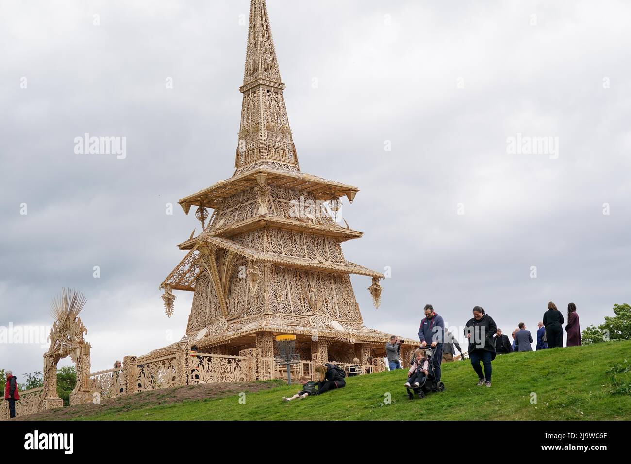 People Outside Sanctuary, un mémorial national pour honorer la perte du Royaume-Uni à Covid-19, comme il s'ouvre au public dans le parc de la protection sociale de Miner, Bedworth, Warwickshire. Date de la photo: Mercredi 25 mai 2022. Banque D'Images