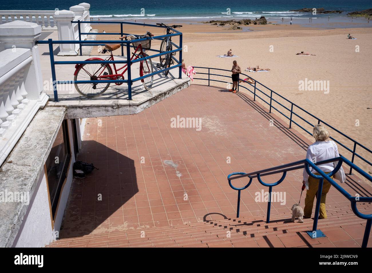 Ombres sur la terrasse les marches d'un soleil de milieu de journée projettent des ombres en zigzag à Playa del Camello à Santander, le 19th mai 2022, à Santander, Cantabrie, Espagne. Banque D'Images