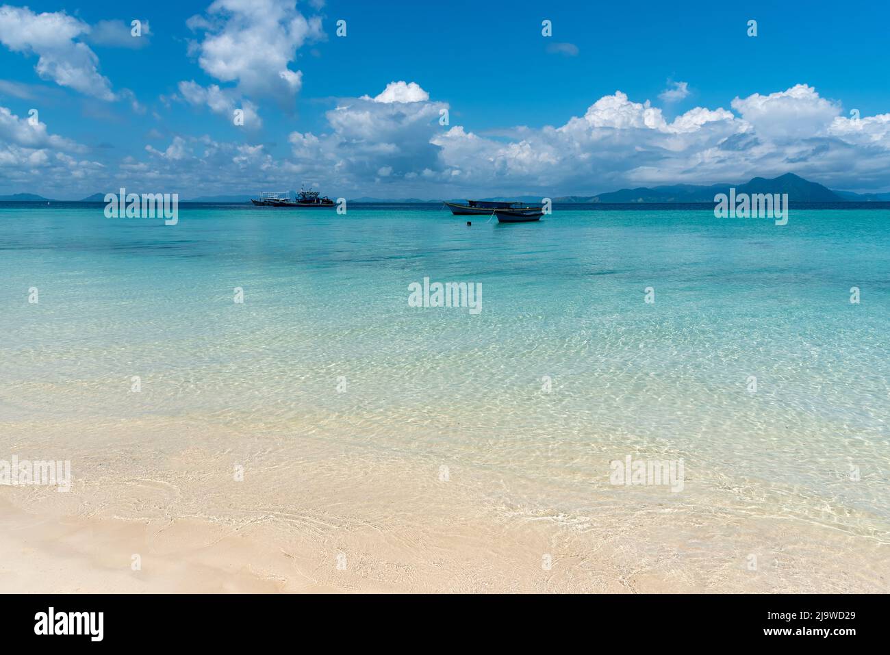 Plage de sable avec eau propre et transparente avec ondulation et motif à Semporna, Sabah, Bornéo Banque D'Images