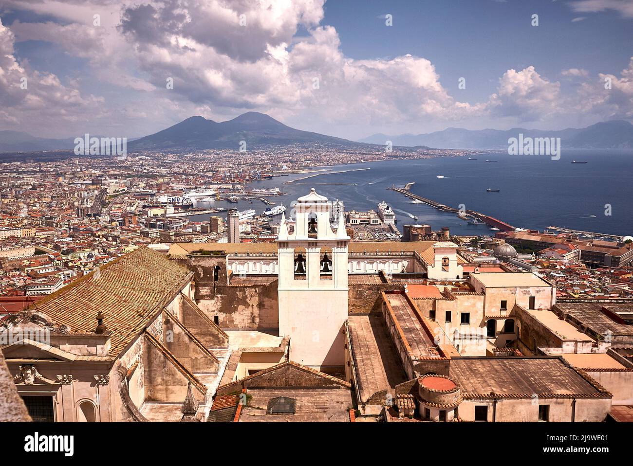 Vue de Castel Sant'Elmo sur l'ancien monastère et actuel Museo e Certosa di San Martino au golfe de Naples, la ville avec ses installations portuaires Banque D'Images