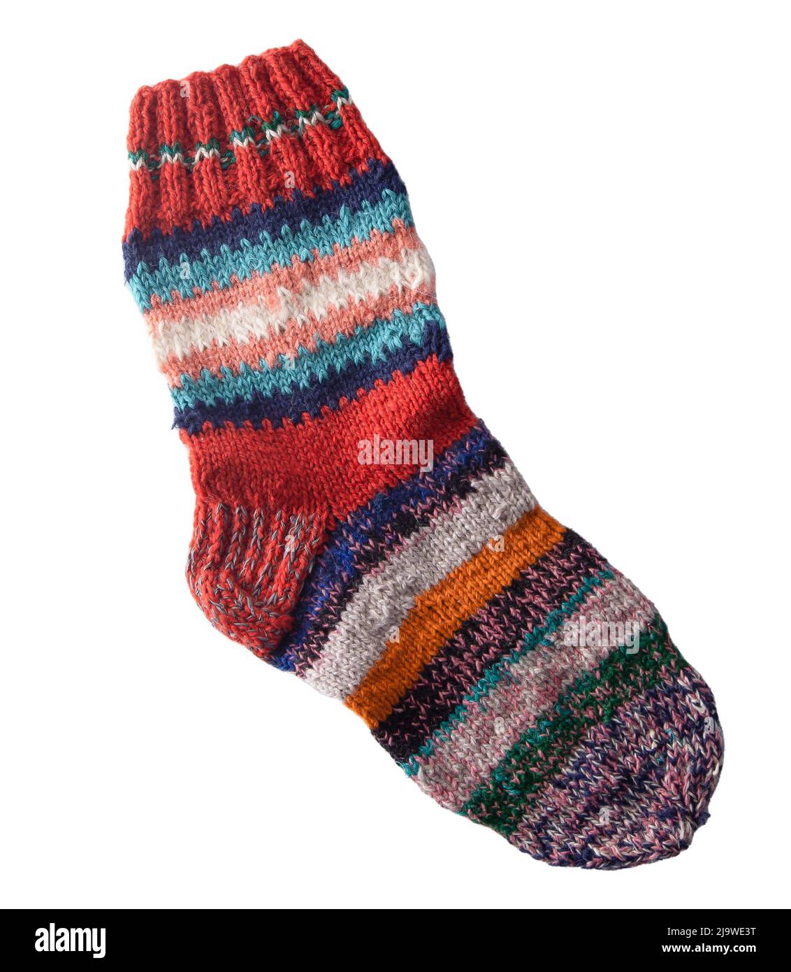 Tricoter les chaussettes à partir de fils de laine. Chaussettes en maille à rayures colorées faites maison, confortables et chaudes. Banque D'Images