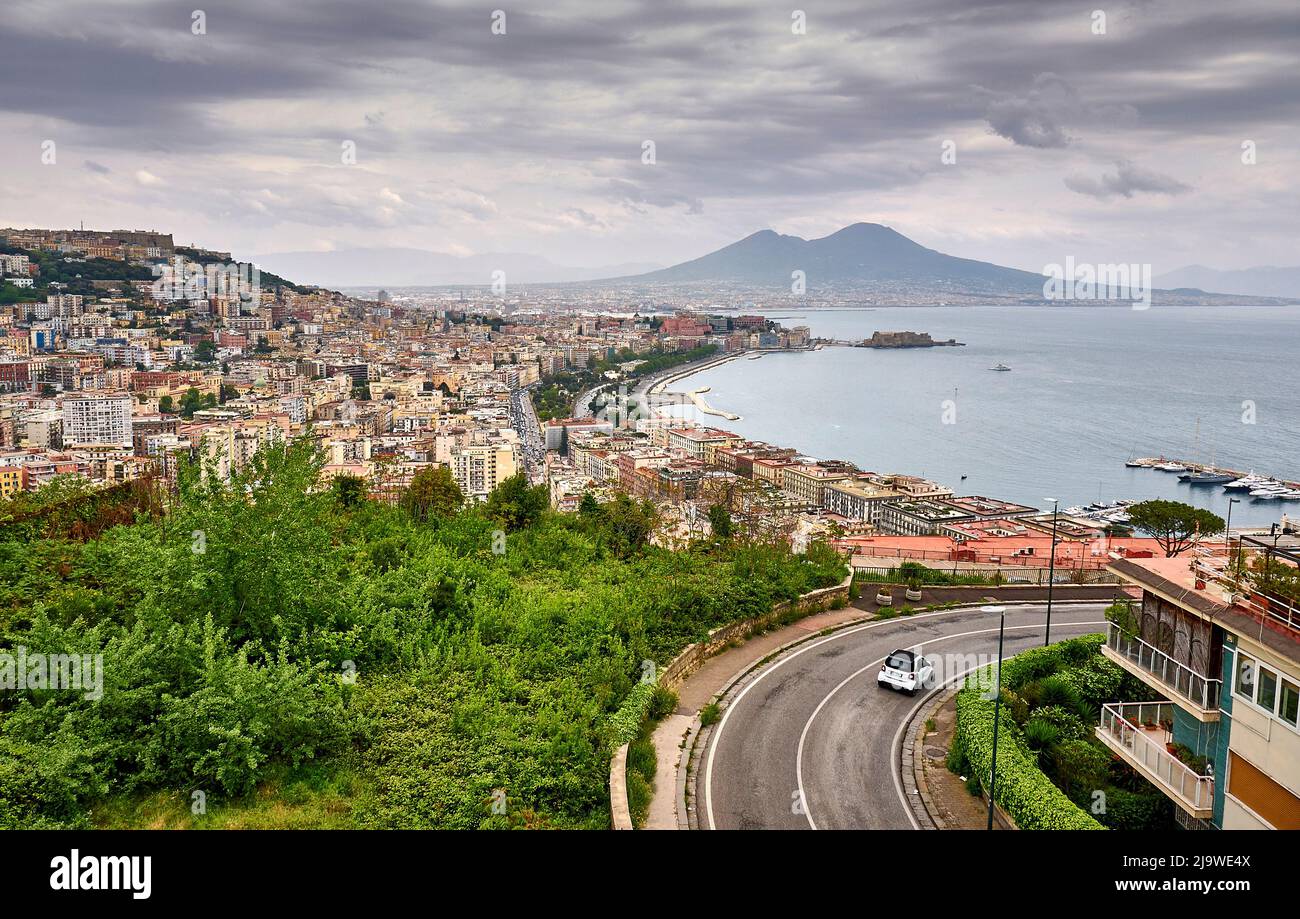 Blick vom Stadtteil Posillipo auf die Bucht von Neapel. Liens das Castel Sant'Elmo, in der Mitte das Castel dell'Ovo vorgelagert der Landspitze Pizzof Banque D'Images