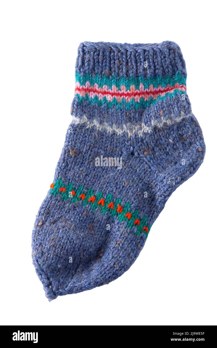 Tricoter les chaussettes à partir de fils de laine. Chaussettes en maille à rayures colorées faites maison, confortables et chaudes. Banque D'Images