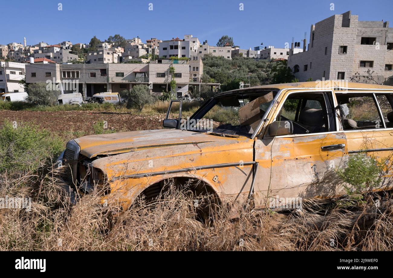 PALESTINE, ville de Jenin, vie de rue, voiture Mercedes Benz abandonnée au bord de la route / PALÄSTINA, Stadt Jenin, Straßenleben, Alter Mercedes Benz am Straßenrand Banque D'Images