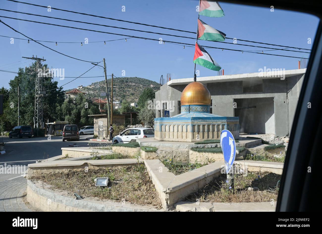 PALESTINE, ville de Jenin, vie de rue, rond-point avec petite imitation de la mosquée al-Aqsa de Jérusalem et les drapeaux palestiniens / PALÄSTINA, Stadt Jenin, Straßenleben, Kreisverkehr mit Miniatur Nachbildung der Al-Aksa Moschee vom Tempelberg in Jerusalem und palästinensischen Fahnen Banque D'Images