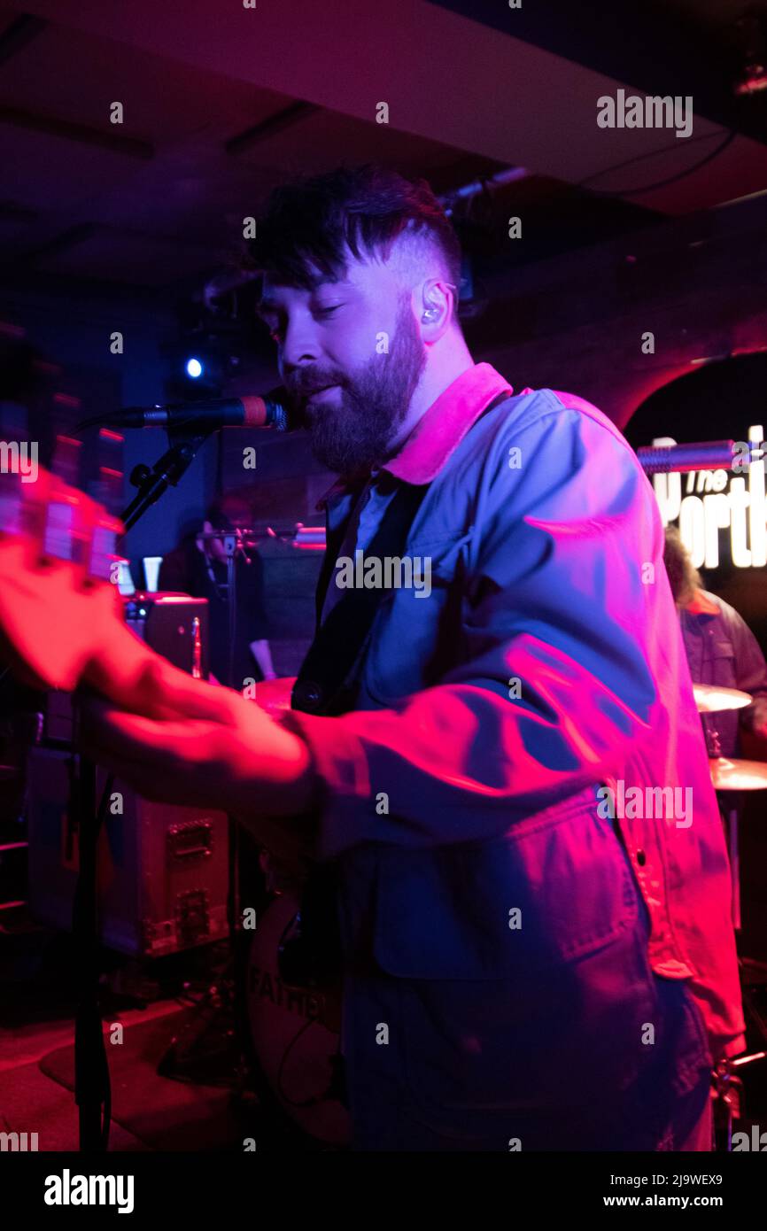 Mark Strain de Fatherson jouant de la guitare basse aux Portland Arms, Cambridge Banque D'Images