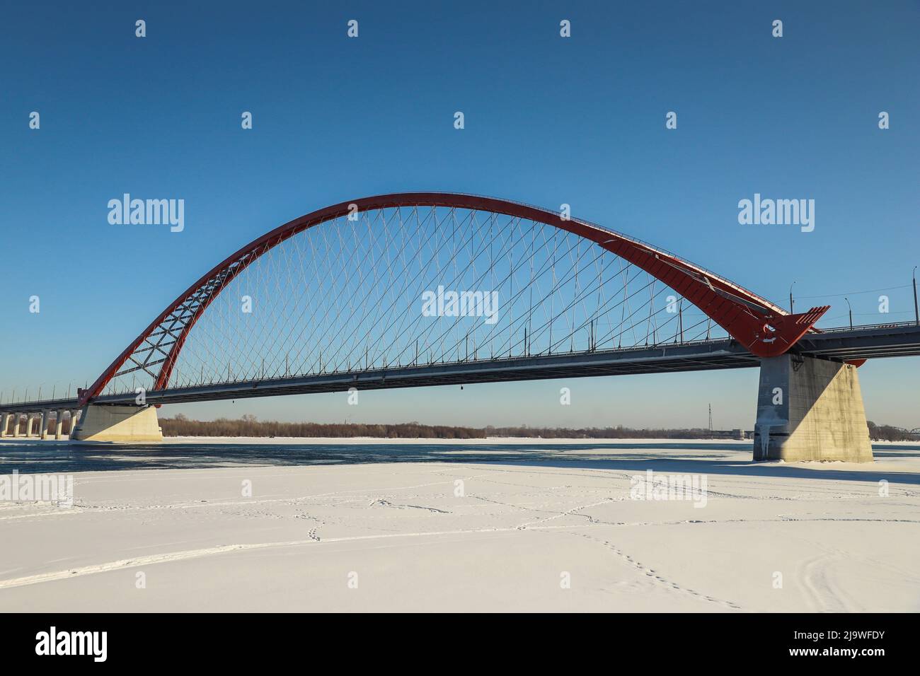 Le grand pont de l'arche rouge en hiver gros plan Banque D'Images