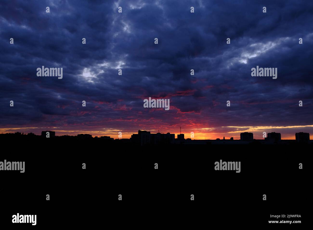 Vue panoramique du centre-ville de Sumy City au coucher du soleil avec gratte-ciel et ciel coloré sur la rivière. Banque D'Images