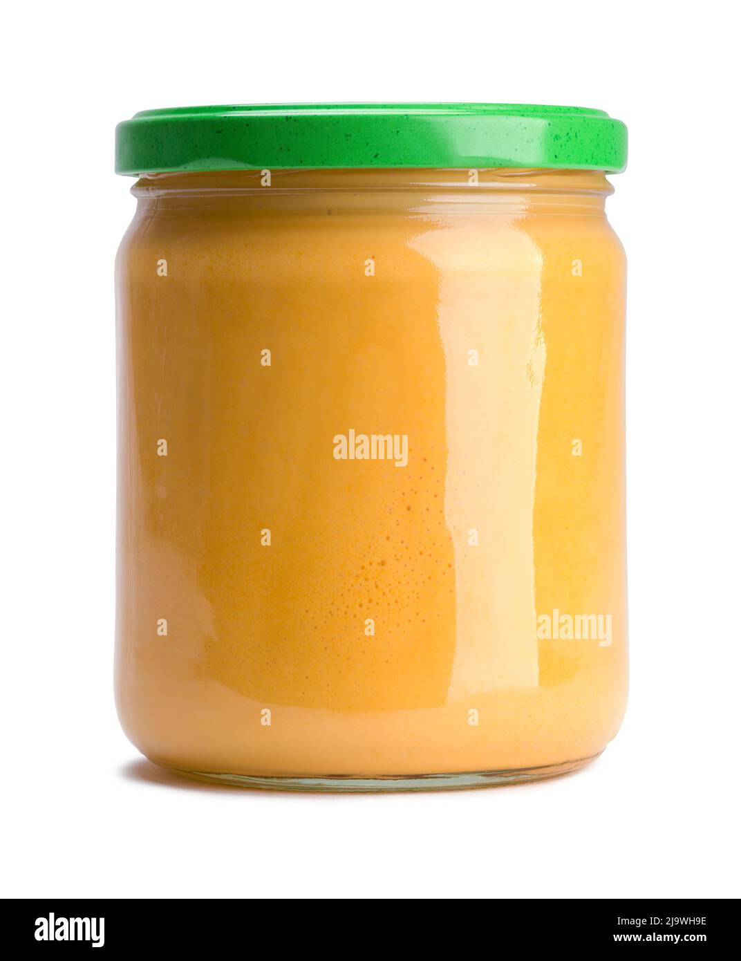 Bol de sauce au fromage coupé sur blanc. Banque D'Images
