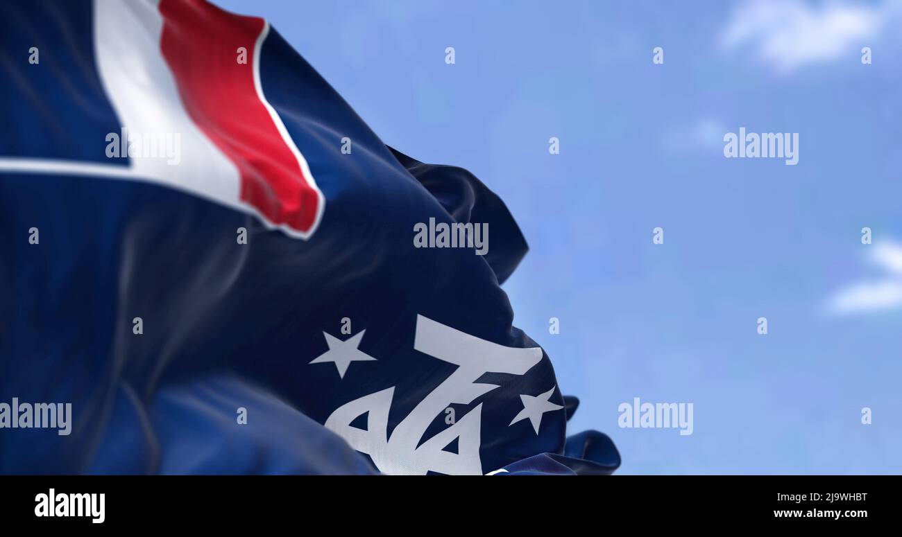 Le drapeau des terres australes et antarctiques françaises agitant dans le vent par temps clair. Les terres australes et antarctiques françaises sont un territoire d'outre-mer de Banque D'Images