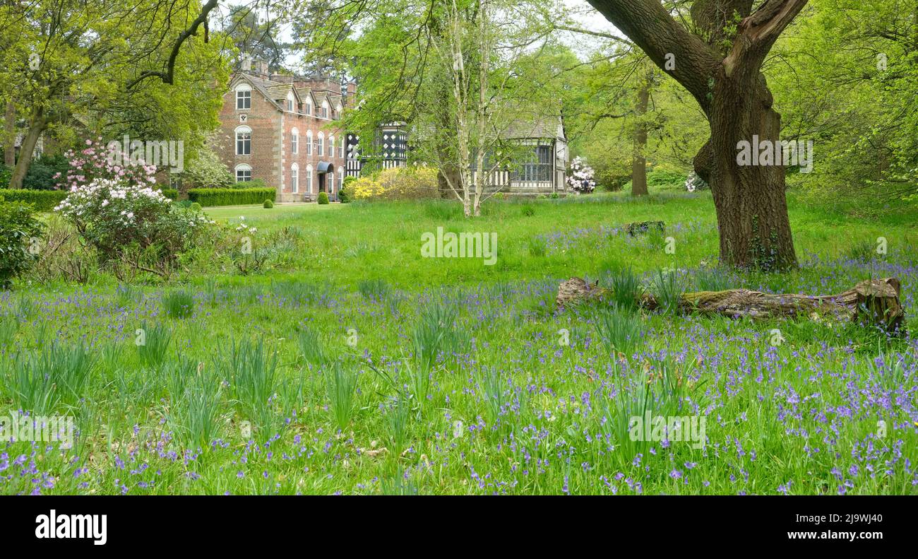 Rufford Hall au milieu de la croissance printanière Banque D'Images