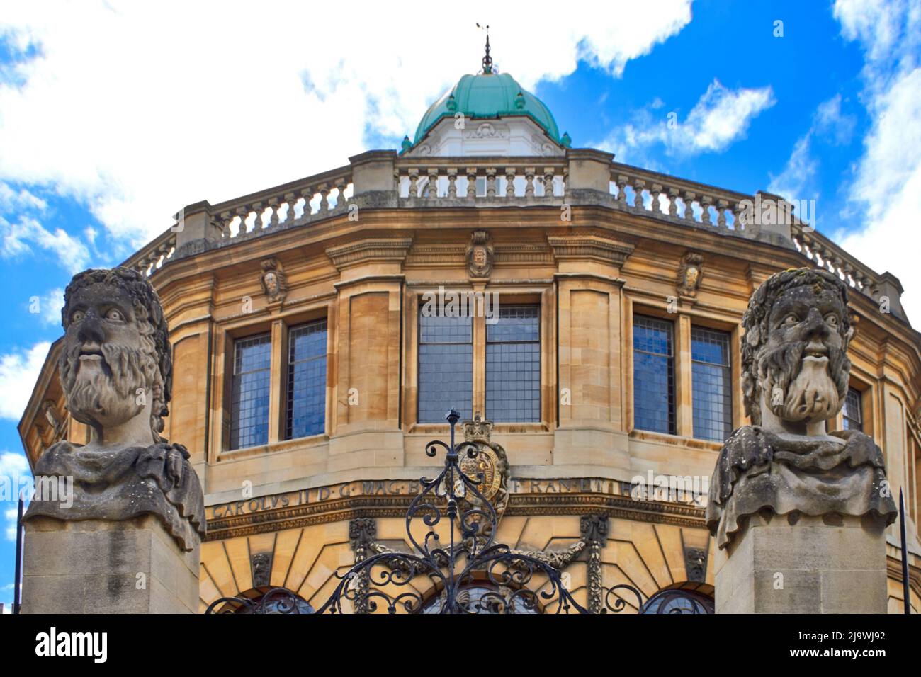 OXFORD ENGLAND BROAD STREET À L'EXTÉRIEUR DE LA SHELDONIAN DEUX BUSTES SCULPTÉS DE L'HERMS OU EMPEREURS Banque D'Images