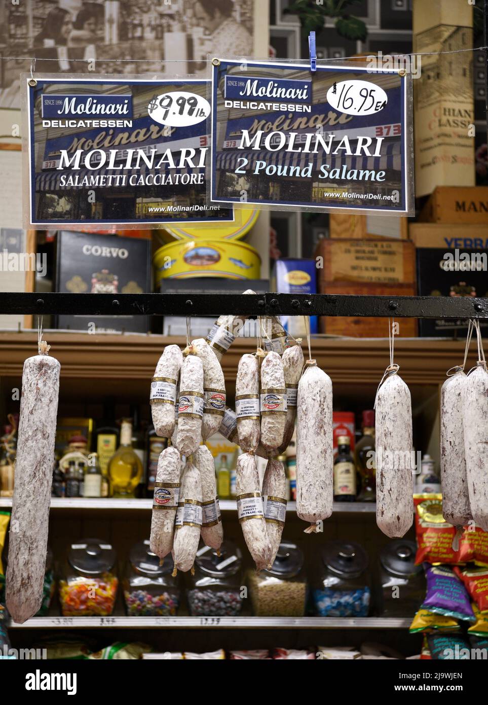 Des étagères remplies de produits italiens sont en vente au site historique de Molinari Delicatessen, dans le quartier de la petite Italie de San Francisco. Banque D'Images