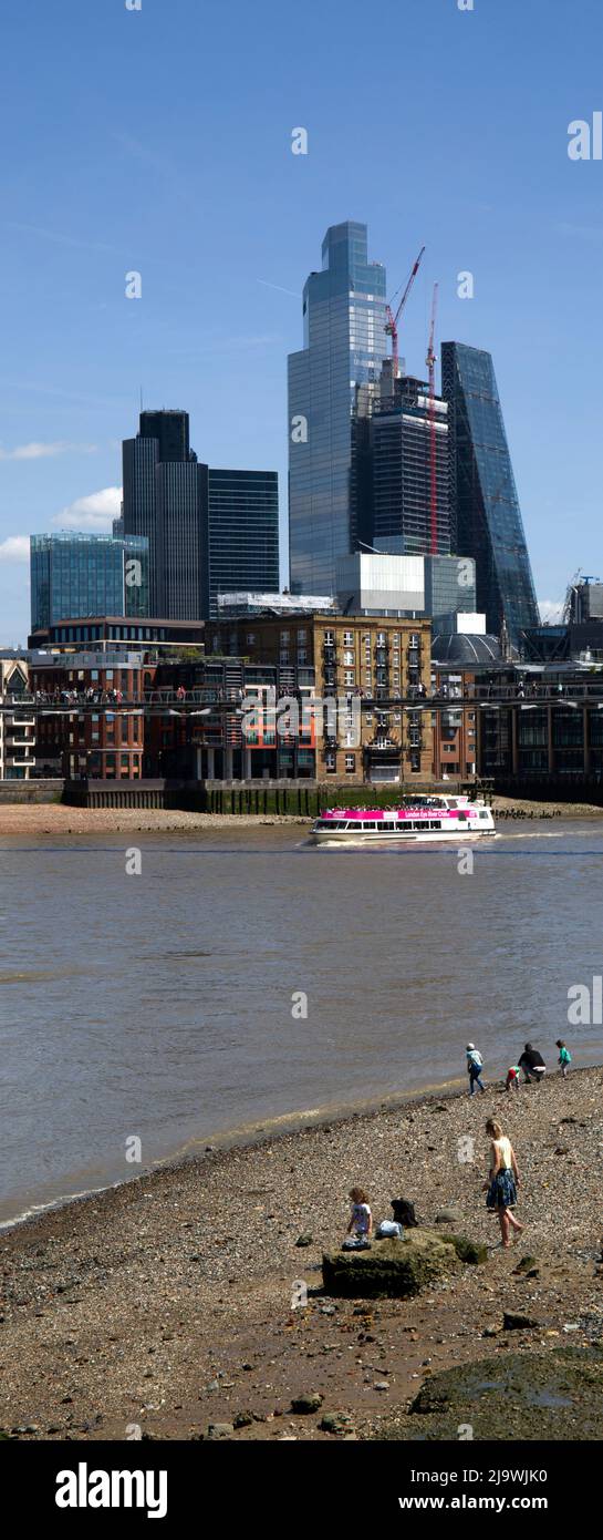 Dandy Beach River Thames dans les bâtiments emblématiques de Low Tide dans la ville de Londres Banque D'Images