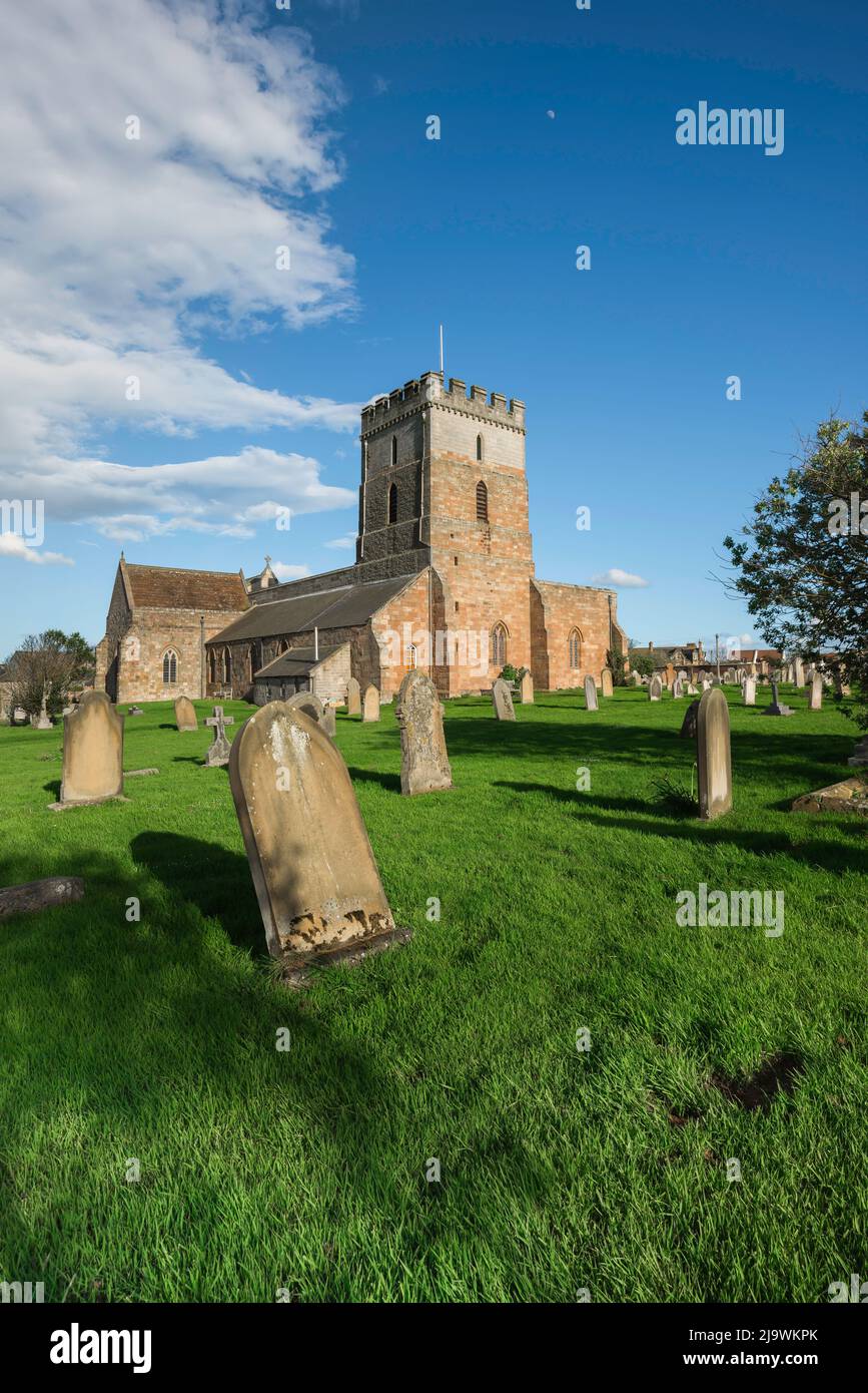 Église Saint-Aidan de Bamburgh, vue sur l'église du 12th siècle et le pittoresque chantier naval dans le village côtier de Northumberland de Bamburgh, Angleterre, Royaume-Uni Banque D'Images