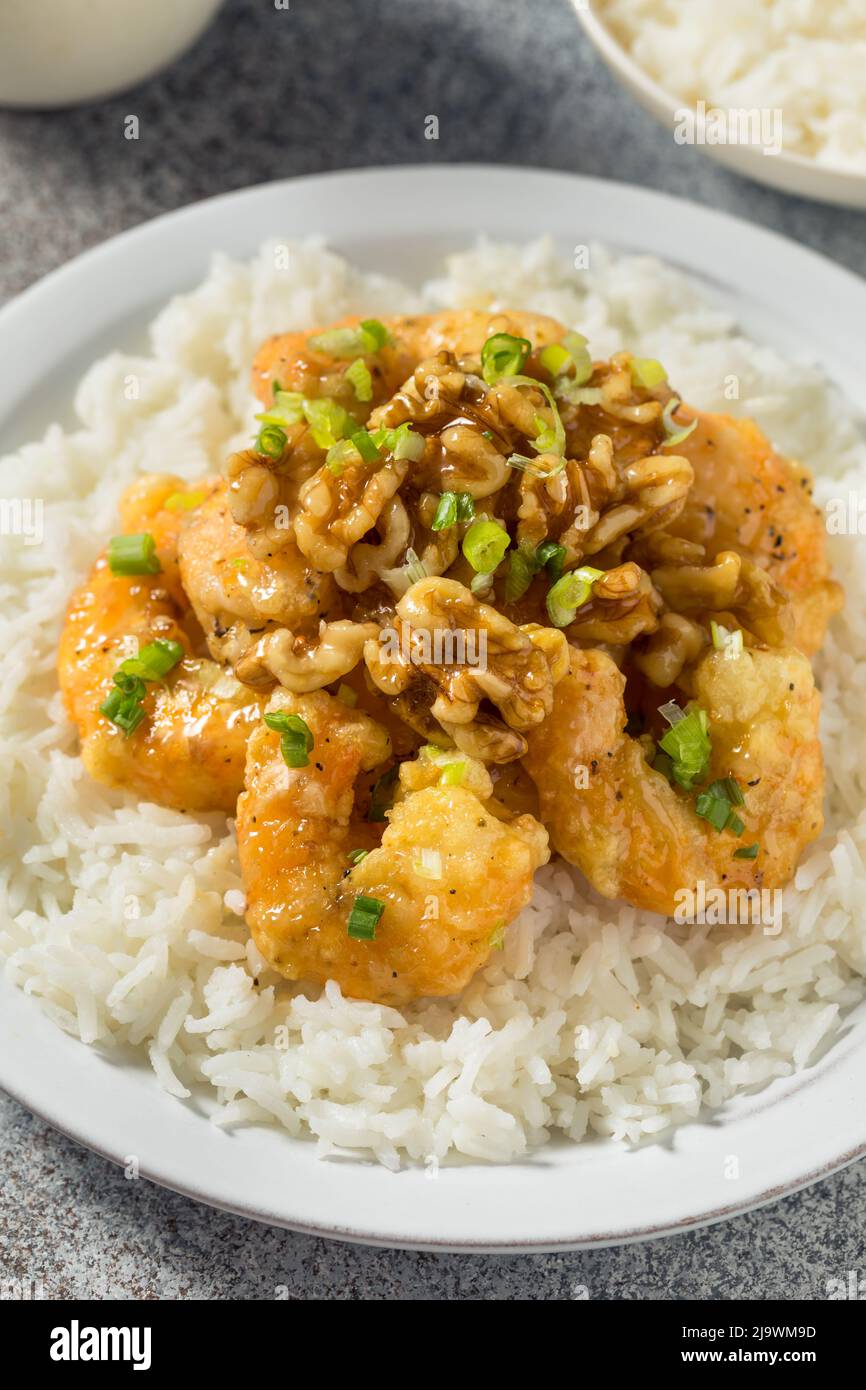 Crevettes maison au miel et noix de noyer avec riz Banque D'Images