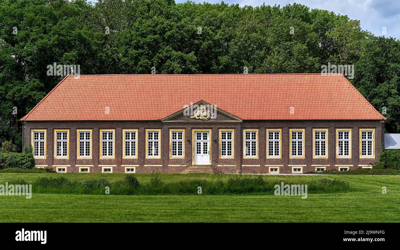 Vue sur le bâtiment "Orangerie". Château de Nordkirchen, Rhénanie-du-Nord-Westphalie, Allemagne Banque D'Images