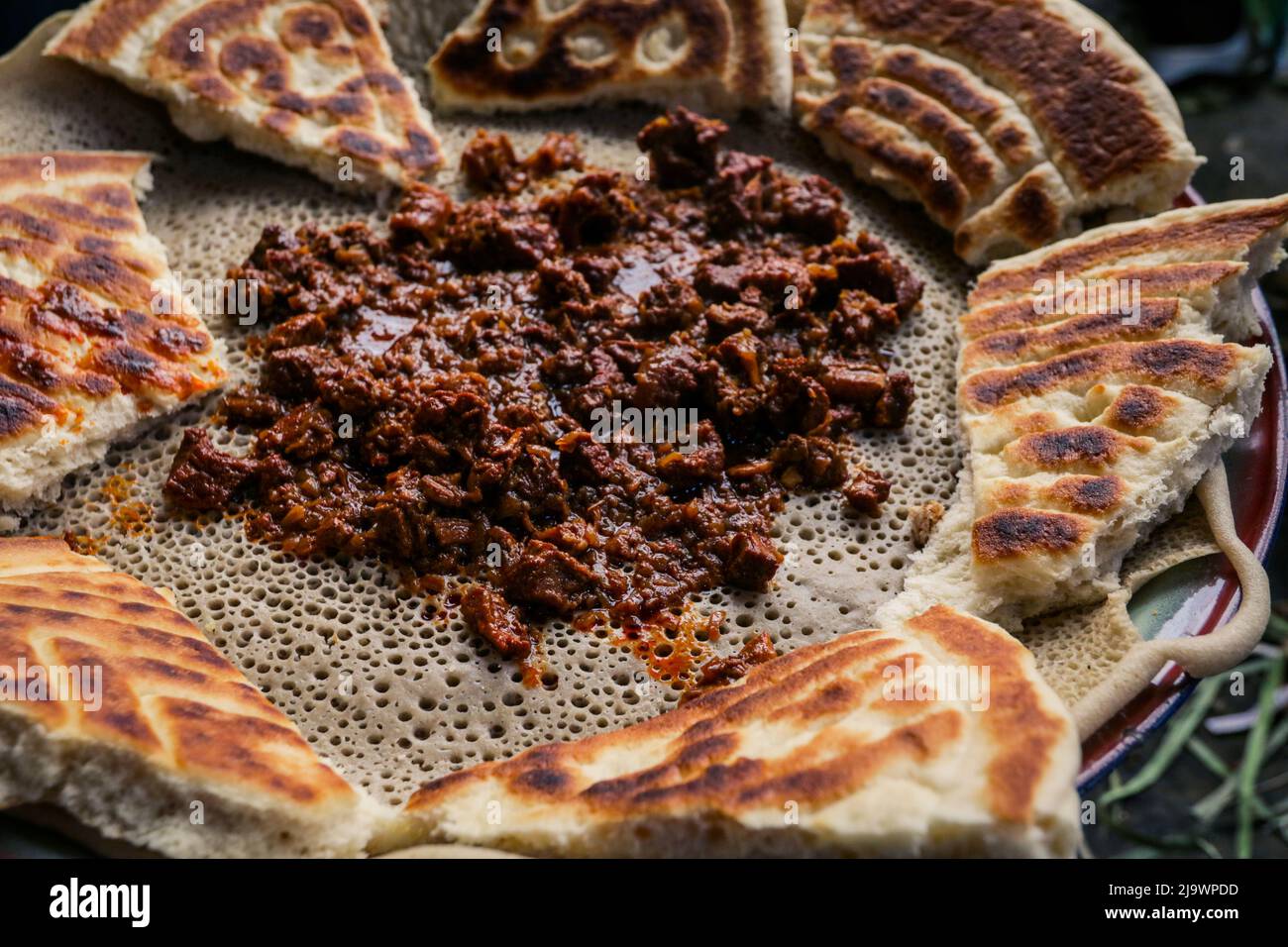 Aliments traditionnels - viande à l'injeira à Asmara, Erythrée Banque D'Images