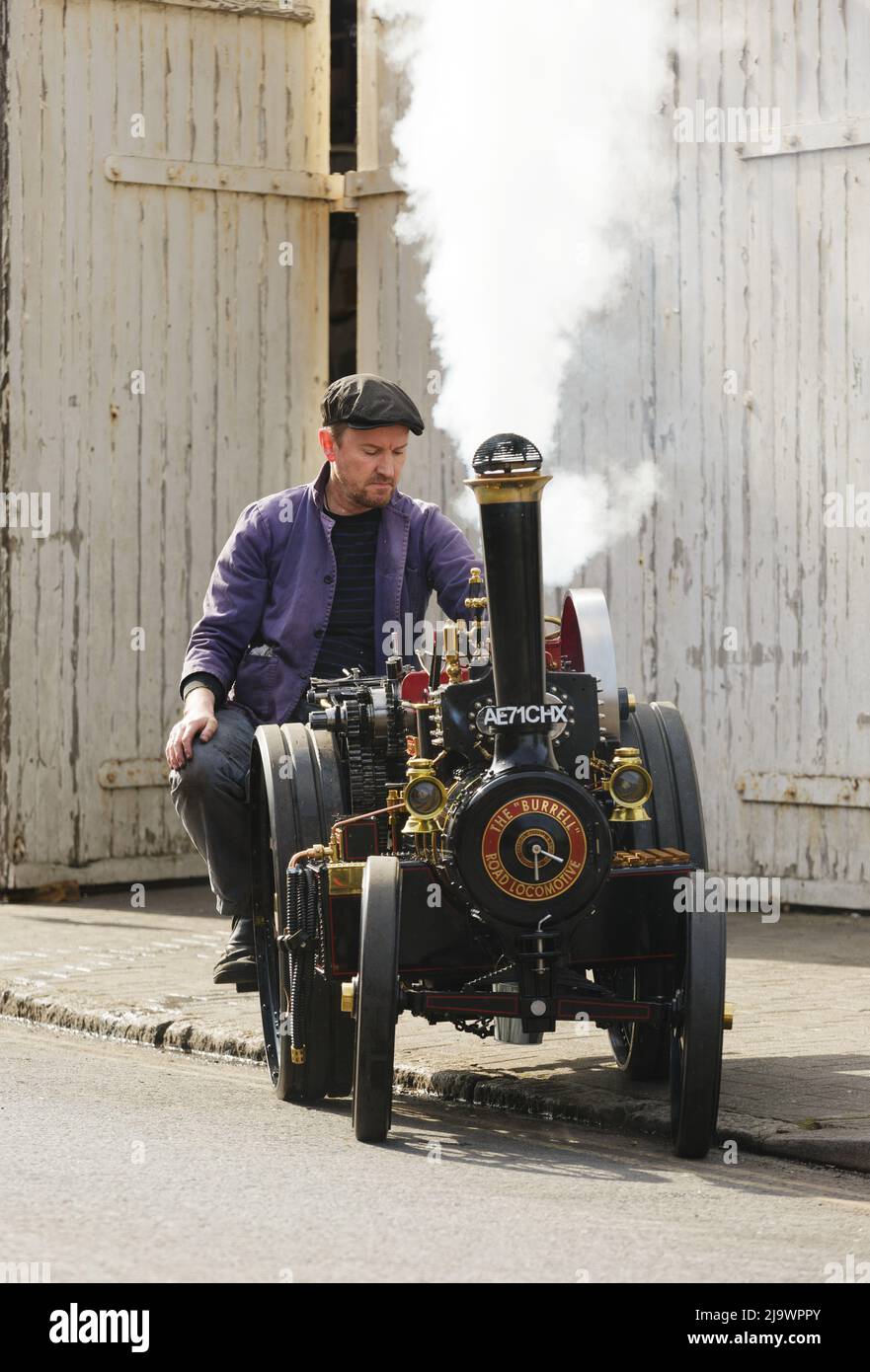 Mark Goddard sur son modèle de machine à vapeur à l'échelle la locomotive Burrell Road au musée de la vapeur Burrell, l'ancien atelier de peinture de Charles Burrell & son. Banque D'Images