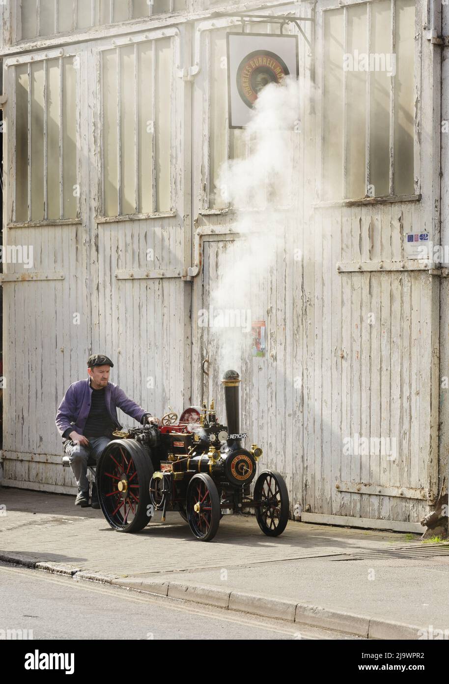 Mark Goddard sur son modèle de machine à vapeur à l'échelle la locomotive Burrell Road au musée de la vapeur Burrell, l'ancien atelier de peinture de Charles Burrell & son. Banque D'Images