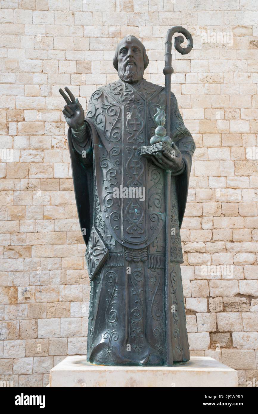 BARI, ITALIE - 3 MARS 2022 : la statue de bronze de Saint-Nicolas de Bari devant la basilique San Nicola de Zurab Tsereteli (2002). Banque D'Images