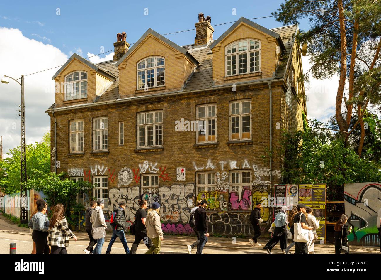 Personnes marchant vers l'entrée de la ville libre de Christiania, Copenhague, Danemark Banque D'Images