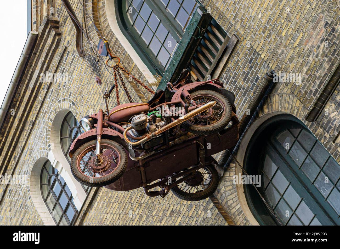 Une moto suspendue à Christiania Free Town, Copenhague, Danemark Banque D'Images