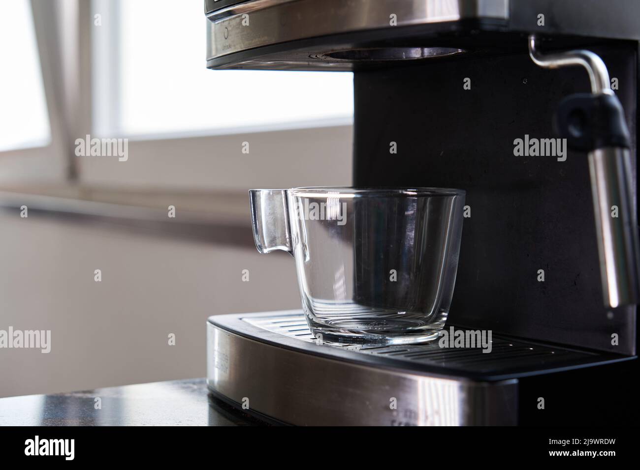 videz la tasse dans la machine à café Banque D'Images